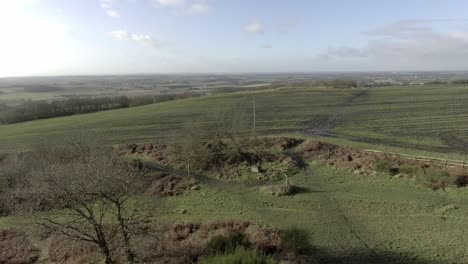 Idyllische-Britische-Landwirtschaft-Wiesen-Landschaft-Felder-Luftaufnahme-Langsame-Umlaufbahn-Direkt-über-Friedliche-Weide