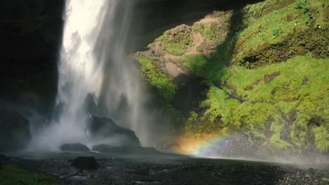 Mann-Spielt-Gitarre-Vor-Einem-Wunderschönen-Wasserfall-In-Island-3