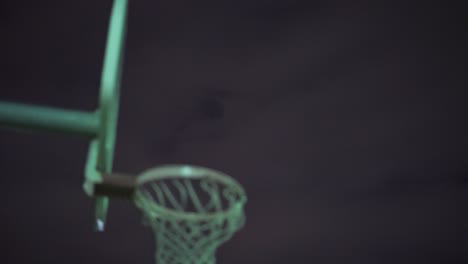 Mädchen-Schießt-Nachts-Basketball-Im-Netz