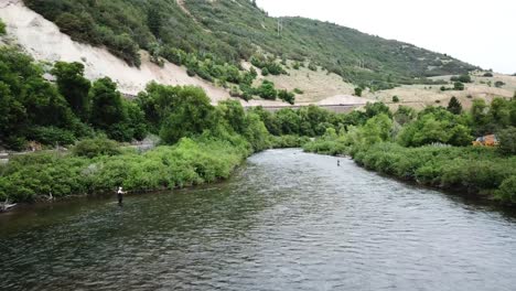 Drohnenschuss-Nähert-Sich-Einem-Mann-Fliegenfischen-Im-Provo-Fluss-In-Den-Bergen-Von-Utah