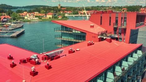 Drohnenblick-über-Ein-Modernes-Hotel-Am-See