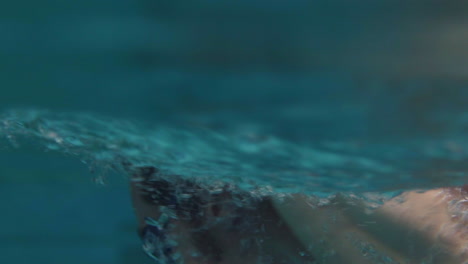 Unterwasseraufnahme-Eines-Bärtigen-Mannes,-Der-Mit-Freestyle-Technik-Schwimmt