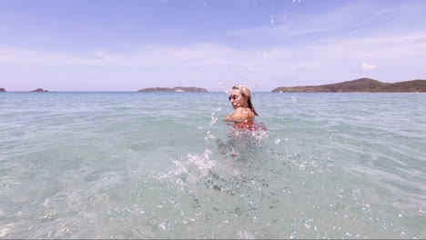 Junge-Schöne-Frau,-Die-In-Den-Kristallklaren-Ozeanen-Von-Nacpan-Beach-In-El-Nido-Philippinen-Bespritzt-Wird-Und-Lächelt,-Perfektes-Urlaubs--Und-Traumziel