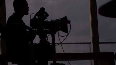 Silhouette-Eines-Kamerateams,-Das-Vor-Dem-Filmen-Am-Set-Zusammenarbeitet