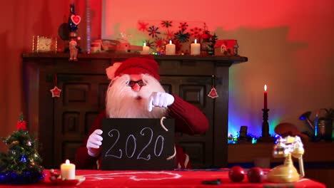 Weihnachtsmann-Zeigt-2020-Notiz-Auf-Kreidetafel