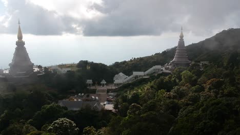 Aufnahmen-Einer-Drohne,-Die-über-Den-Tempel-Doi-Inthanon-In-Chiang-Mai-In-Thailand-Fliegt,-Mit-Dem-Ozean-Im-Hintergrund