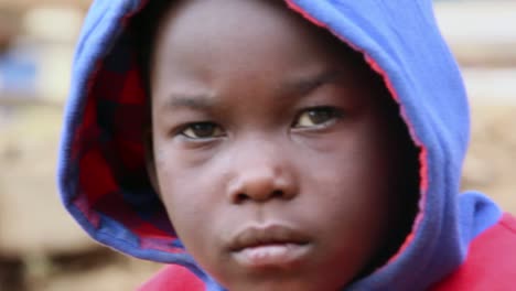 Ein-Trauriges-Gesicht-Eines-Depressiven-Mädchens,-Das-Im-September-2019-In-Kenia-Gefangen-Wurde