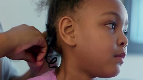 Nahaufnahme-Eines-Afroamerikanischen-Mädchens,-Das-Sich-Während-Der-Verordnung-über-Den-Aufenthalt-Zu-Hause-Die-Haare-Zu-Hause-Geflochten-Bekommt