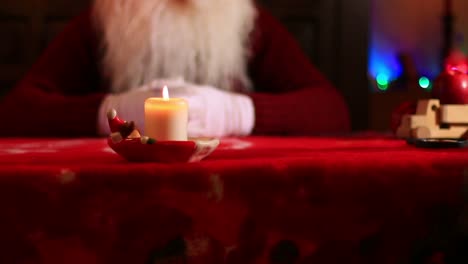 Brennende-Kerze-Auf-Dem-Tisch-Des-Weihnachtsmanns-2