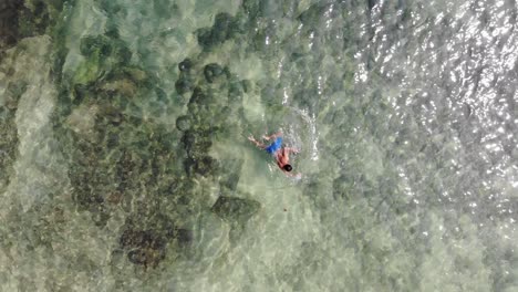 Panama-Im-Februar-Drohne-Schießt-Insel-Contadora,-Die-Zwischen-Fischen-Schwimmt,-Die-Mit-Einer-Drohne-Gefangen-Werden-14