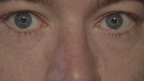Nahaufnahme-Von-Zwei-Großen-Blauen-Augen,-Die-Zur-Kamera-Aufblicken