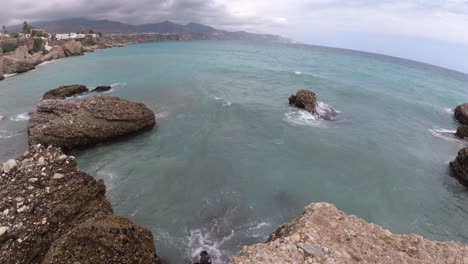 Spanien-Strand-Von-Malaga-Nerja-An-Einem-Bewölkten-Sommertag-Mit-Einer-Drohne-Und-Einer-Stabilisierten-Action-Cam-2