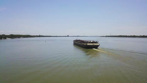 Großes-Boot-Fährt-Auf-Dem-Jacui-Fluss-In-Brasilien,-Langsame-Luftaufnahme-4k