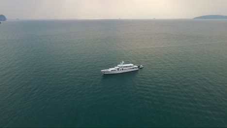 Hervorragende-Luftaufnahme-über-Einer-Luxuriösen-Weißen-Yacht-Mitten-Im-Ozean