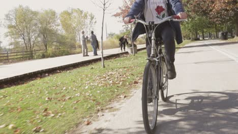 Toronto,-Canadá---Mujer-En-Bicicleta-En-La-Calle-En-Un-Parque-Con-árboles-En-Un-Día-Soleado---Primer-Plano