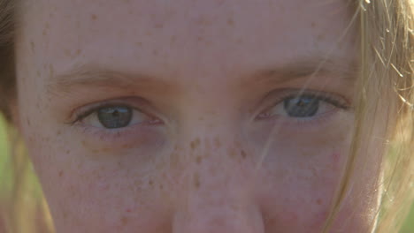 Nahaufnahme-Der-Augen-Und-Des-Gesichts-Eines-Jungen-Mädchens-Draußen-Bei-Sonnenuntergang