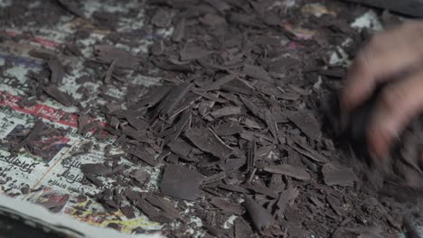 Eine-Der-Stufen-Der-Herstellung-Von-Schokoladenflocken