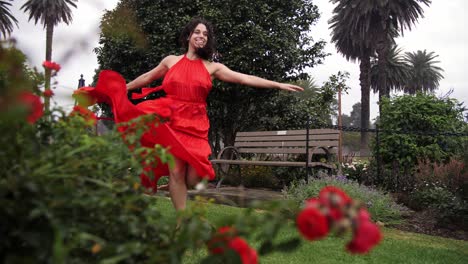 Schöne-Tänzerin-Im-Roten-Kleid,-Die-Rosengärten-Tanzt-Und-Verlässt