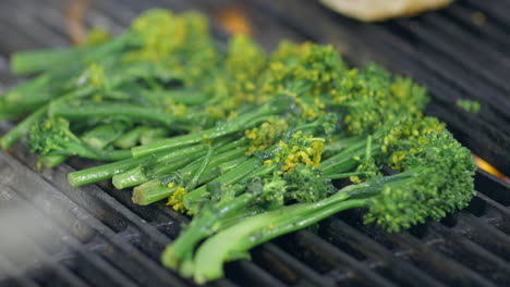 Fresh-broccolini-on-a-hot-grill-in-a-restaurant-kitchen,-close-up