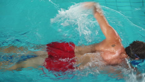 Hombre-Caucásico-Nadando-En-La-Piscina-Usando-La-Técnica-De-Estilo-Libre-2