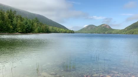 4K-Dame-Erwägt,-Während-Sie-über-Den-Wunderschönen-Jordan-Teich-Im-Acadia-Nationalpark-In-Maine-Blickt