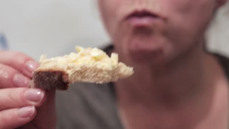 Frau-Mit-Schmutzigen-Nägeln-Isst-Ein-Sandwich-Mit-Butter-Und-Knoblauch