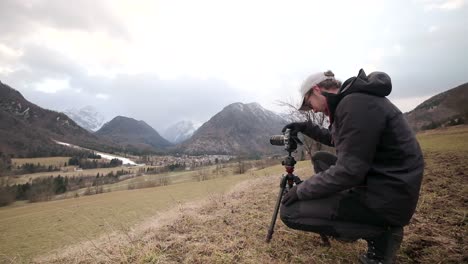 Fotograf,-Der-Eine-Kamera-Aufstellt,-Um-Fotos-Während-Eines-Sturms-In-Slowenien-Aufzunehmen
