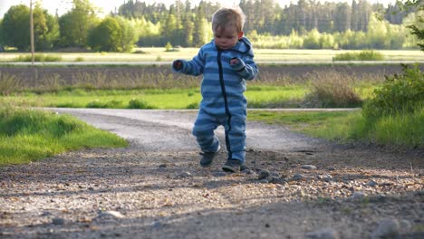 El-Niño-Pequeño-Da-Los-Primeros-Pasos-Y-Aprende-A-Caminar-Al-Aire-Libre