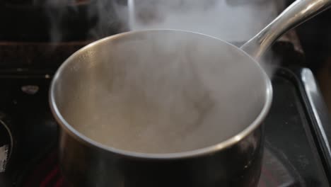 Kochendes-Wasser-In-Einem-Edelstahltopf---Nahaufnahme