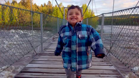 Kleines-Kind,-Das-Auf-Einer-Brücke-Im-Wald-In-Norwegen-Läuft
