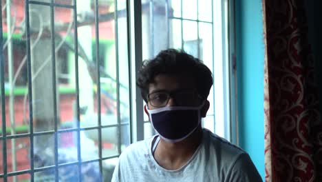 Trauriger-Junger-Asiatischer-Mann-Schaut-In-Die-Kamera-Und-Nickt-Mit-Dem-Kopf-Zur-Seite-Und-Sagt-Nein,-Sperrung-In-Indien-Wegen-Koronavirus