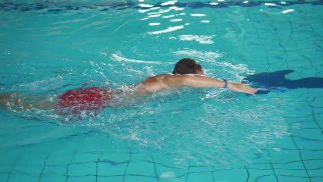 Hombre-Caucásico-Nadando-En-La-Piscina-Usando-La-Técnica-De-Estilo-Libre-1