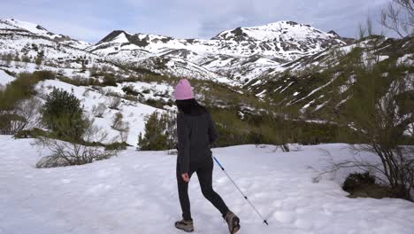 Mujer-Trekking-En-Las-Montañas-Nevadas-Del-Norte-De-España-1