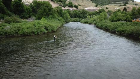 Drohnenschuss-Nähert-Sich-Einem-Mann-Fliegenfischen-Im-Provo-Fluss-In-Den-Bergen-Von-Utah-1
