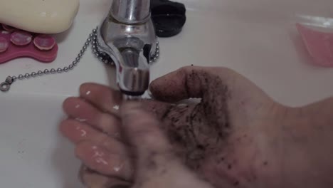 Waschen-Schmutziger-Hände-Unter-Fließendem-Wasserhahn