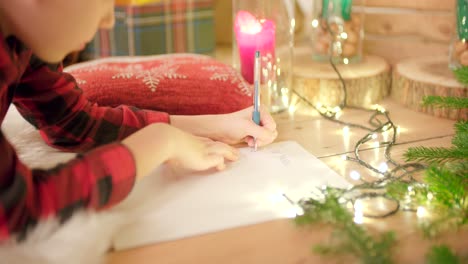 Niño-Está-Escribiendo-Su-Lista-De-Deseos-En-Navidad-Para-Papá-Noel