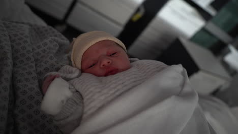 recién nacido niña en el hospital en el día de su nacimiento 26365569 Foto  de stock en Vecteezy