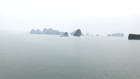 Zeitraffer-Einer-Bootsfahrt-In-Der-Halong-Bucht-In-Vietnam