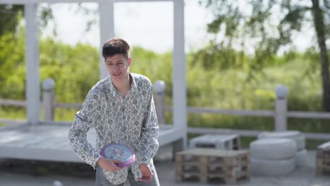 Kaukasischer-Teenager-Spielt-Frisbee-Mit-Seinen-Freunden-Am-Strand-In-Der-Sommerschulpause