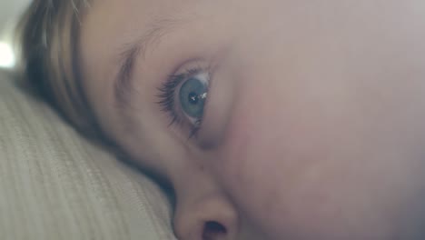 Blauäugiges-Säuglingskind-Schläfrig,-Aufwachende-Augen-Weit-Offen---Mit-Schweren-Augen-Wieder-Einschlafen