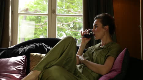 Schöne-Erwachsene-Frau,-Die-Sich-Im-Sofa-Mit-Einem-Glas-Rotwein-Entspannt