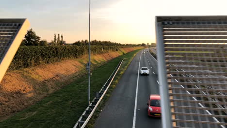 Autobahn-Mit-Fahrenden-Autos-Bei-Sonnenuntergang