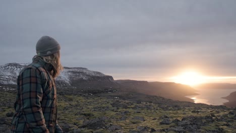 Glückliches-Mädchen,-Das-Im-Sonnenuntergang-In-Island-Lächelt