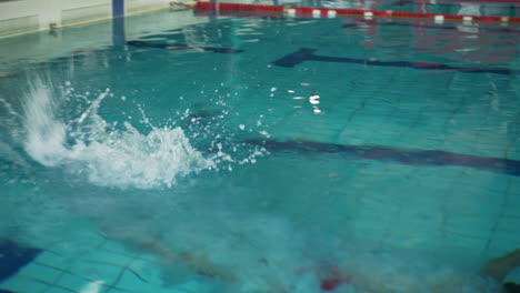 Mann-Macht-Ein-Pooltauchen-Und-Schwimmt-Mit-Freestyle-Technik