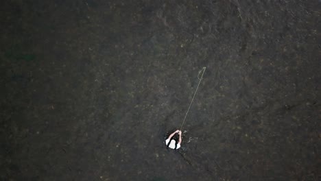 Drohne-Aus-Der-Vogelperspektive-über-Einem-Mann-Fliegenfischen-Im-Fluss-Provo-In-Den-Bergen-Von-Utah-4