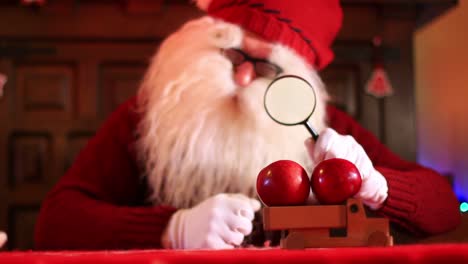 Der-Weihnachtsmann-Spielt-Mit-äpfeln-Und-Holzspielzeugwagen