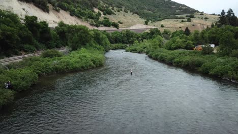 Drohnenschuss-Nähert-Sich-Einem-Mann-Fliegenfischen-Im-Provo-Fluss-In-Den-Bergen-Von-Utah-2