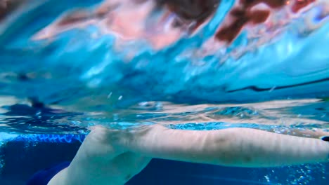 Aktives-Kinderschwimmen-Hallenbad-Unter-Wasser-Mit-Schutzbrille