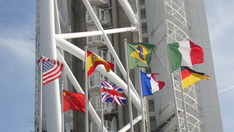 Banderas-Internacionales-Ondeando-Frente-A-La-Torre-Vasco-Da-Gama-En-Lisboa-Portugal