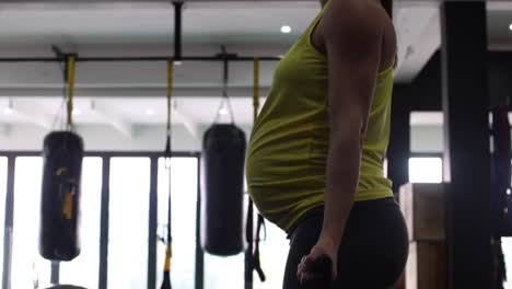 Schwangeres-Weibliches-Fitnessmodell,-Das-Körpergewichtsübungen-In-Einem-Fitnessstudio-Durchführt,-Um-Sich-Während-Ihres-Dritten-Trimesters-Der-Schwangerschaft-Fit-Zu-Halten-5